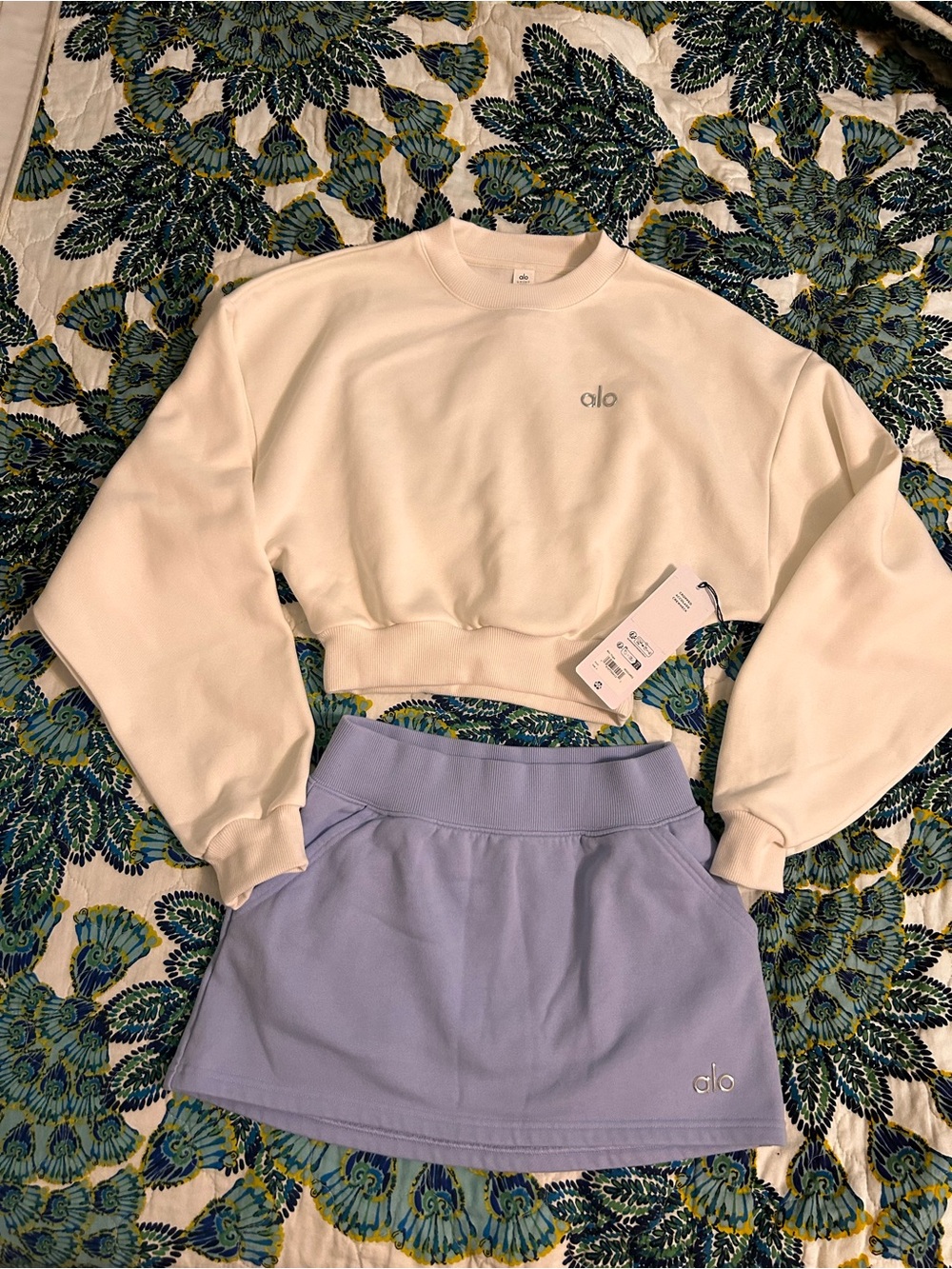 ALO Yoga Cropped Accolade Crewneck - Picture 3 of 6